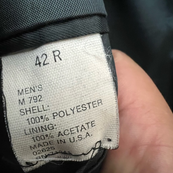 L L Bean mens blazer with gold buttons size 42R imported fabrics. - Picture 6 of 9